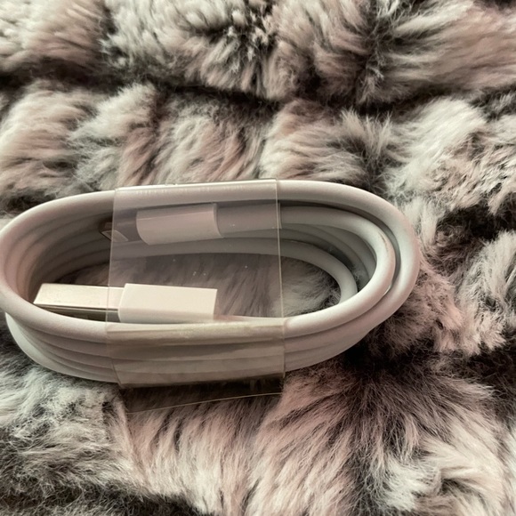 ⭐️⭐️FREE WITH PURCHSE⭐️⭐️💜🦋💜 Make a purchase from my closet and choose a gift - Picture 4 of 6